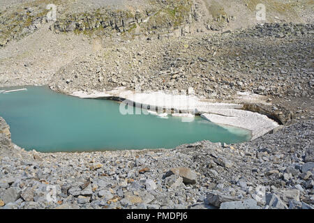 Eisberge aus einem Gletscher gebrochen in einem Gletschersee auf die Berge wie das Klima erwärmt. Stockfoto