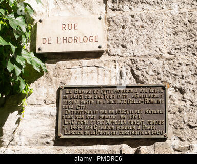 Gusseiserne Plakette Hintergrund zum Uhrturm in Auxerre, Burgund, Frankreich, Europa Stockfoto