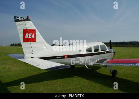 Piper PA-28 Cherokee Krieger II Light Aircraft Flugzeug in Classic vintage BEA airline Farbschema. G-SIXT. British European Airways Farben Stockfoto