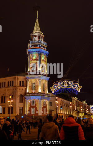 Sankt Petersburg, Russland - 31. Dezember 2017: Stadtduma Turm mit neuen Jahr und Weihnachtsschmuck am Newski Prospekt bei Nacht Stockfoto