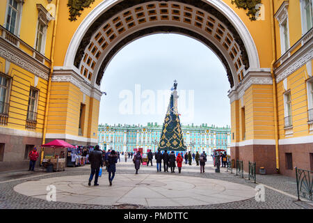 Sankt Petersburg, Russland - 3. Januar 2018: der Schlossplatz mit dem Weihnachtsbaum durch den Bogen des allgemeinen Personals Gebäude Stockfoto