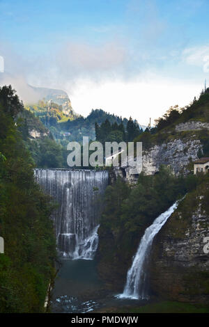 Zwei Wasserfälle in den italienischen Alpen Stockfoto