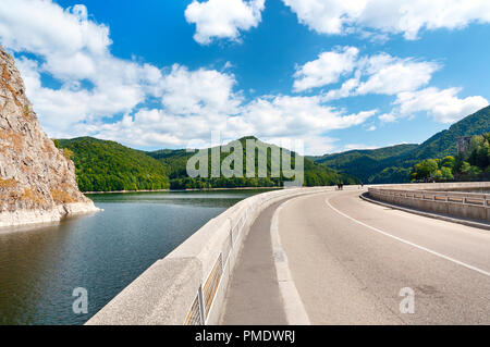 Vidraru künstlicher See und Damm auf Arges Fluß in Siebenbürgen, Rumänien. Autobahn in den Karpaten, Fagaras Kamm. Wasserkraft sta Stockfoto