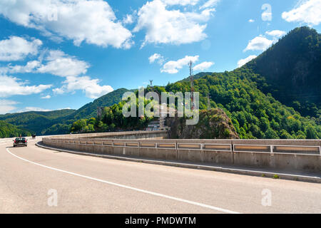 Vidraru Damm auf Arges Fluß in Siebenbürgen, Rumänien. Autobahn in den Karpaten, Fagaras Kamm. Hydro Electric power station Stockfoto