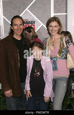 "Shaggy Dog" (Premiere) Brenda Strong mit ihrem Ehemann Tom Henri und ihre Tochter 03-07-2006/El Capitan Theatre/Hollywood, CA/Walt Disney Pictures/Foto von Joseph Martinez - Alle Rechte vorbehalten File Reference # 22702 0076 PLX für redaktionelle Verwendung Stockfoto