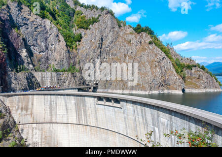 Vidraru Damm auf Arges Fluß in Siebenbürgen, Rumänien. Hydro Electric power station. Fagaras Kamm in die Karpaten. Stockfoto