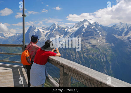 Touristen anzeigen Berner Alpen vom Schilthorn/Piz Gloria, Schweiz Stockfoto