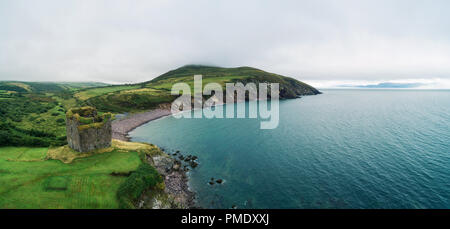 Antenne Panorama der Minard Castle am felsigen Strand der Halbinsel Dingle mit Blick über die Irische See in Kerry County, Irland. Stockfoto