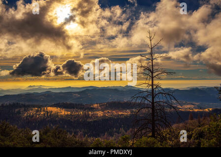 Dramatischer Sonnenuntergang in Sierra Nevada gesehen vom Kings Canyon Road in Dunlap, Kalifornien. Stockfoto