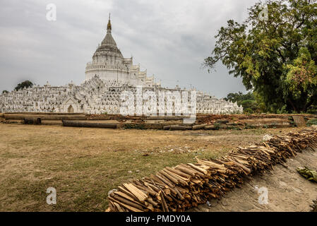 Historischen weißen Pagode von Hsinbyume, auch bekannt als Mya Thein Dan Pagode in Mingun, Myanmar Stockfoto