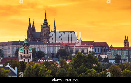 Prager Burg und der St. Veits Dom von der Karlsbrücke bei Sonnenuntergang Stockfoto