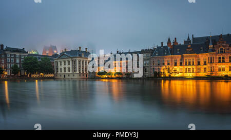 Niederländische Parlament Gebäude, Mauritshuis Museum und Gericht Gebäudekomplex Binnenhof in der Stadt Den Haag, Niederlande. Lange Belichtung. Stockfoto