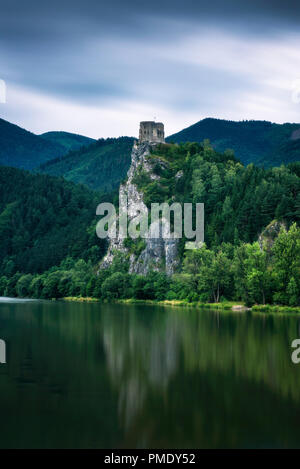 Ruinen der Burg Strecno und der Vah River in der Slowakei kurz nach Regen. Lange Belichtung. Stockfoto