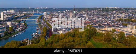 Rouen (Frankreich): Überblick über die Stadt mit dem Ufer der Seine und die gotische Kathedrale von Rouen (' Cathedrale Notre-Dame de Rouen), i Stockfoto