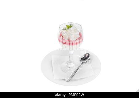 Panna cotta Dessert mit Schlagsahne, auf einem weißen Hintergrund im Glas isoliert, mit dem Geschmack der Beeren, Erdbeeren, Kirschen, Wassermelonen, Blatt von m Stockfoto