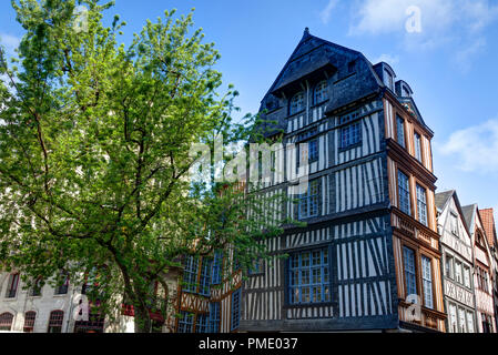 Rouen (Normandie, Frankreich): Fußgängerzone und Fassade der Fachwerkhäuser in der Innenstadt (nicht für Postkarte Produktion verfügbar) Stockfoto