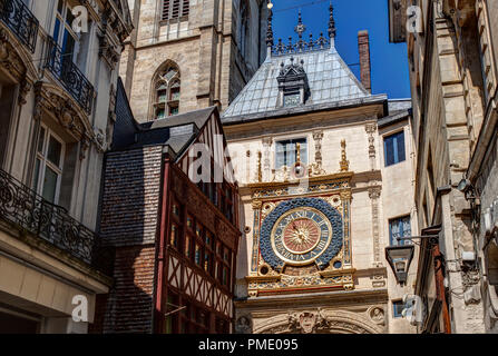 Rouen (Frankreich): Die EMBLEMATISCHE "gros-horloge" astronomische Uhr installiert in einem Renaissance Arch (nicht für Postkarte Produktion verfügbar) Stockfoto