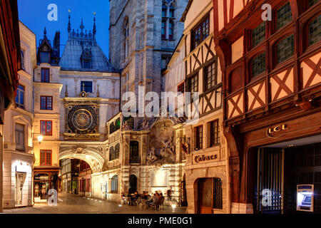 Rouen (Frankreich): Die EMBLEMATISCHE "gros-horloge" astronomische Uhr installiert in einem Renaissance Arch (nicht für Postkarte Produktion verfügbar) Stockfoto