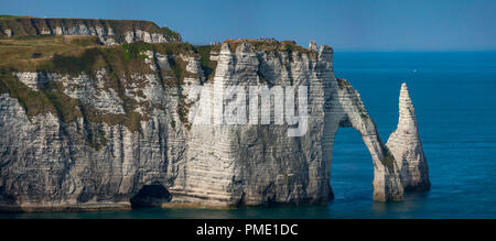 Etretat: Klippen entlang der "Cote d'Albatre' (Norman Küste), im Bereich 'Pays de Caux" genannt, eine Region im Norden Frankreichs. "L'Aiguille" (die N Stockfoto