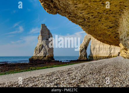 Etretat: Klippen entlang der "Cote d'Albatre' (Norman Küste), im Bereich 'Pays de Caux" genannt, eine Region im Norden Frankreichs. Die "Aiguille" (die Stockfoto