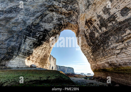 Etretat: Klippen entlang der "Cote d'Albatre' (Norman Küste), im Bereich 'Pays de Caux" genannt, eine Region im Norden Frankreichs. Die "anneporte" se Stockfoto