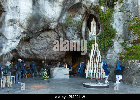 Lourdes (Frankreich): Grotte von Massabielle, Unserer Lieben Frau von Lourdes Sanctuary. Treu im Gebet vor der Grotte (nicht verfügbar für postc Stockfoto