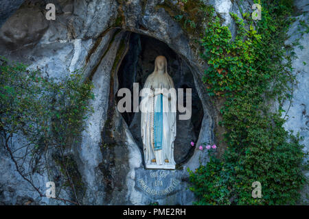 Lourdes (Frankreich): Statue der Jungfrau Maria in der Grotte von Massabielle, Unserer Lieben Frau von Lourdes Sanctuary (nicht für Postkarte bearbeiten verfügbar Stockfoto