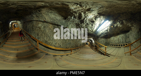 360 Grad Panorama Ansicht von Treppen absteigend in die Praid Salzbergwerk