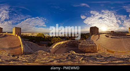 360 Grad Panorama Ansicht von Passeo Maritimo Hafen von Castel de Bellver in Palma de Mallorca zu sehen