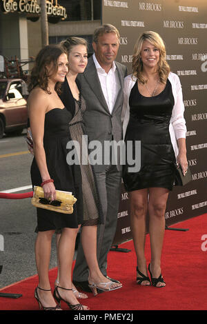 "Mr. Brooks (Premiere) Lily Costner, Annie Costner, Kevin Costner, Christine Baumgartner 5-22-2007/Grauman's Chinese Theater / Hollywood, CA/MGM/© Joseph Martinez/Picturelux - Alle Rechte vorbehalten File Reference # 23085 0042 PLX nur für redaktionelle Verwendung - Alle Rechte vorbehalten Stockfoto