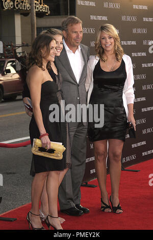 "Mr. Brooks (Premiere) Lily Costner, Annie Costner, Kevin Costner, Christine Baumgartner 5-22-2007/Grauman's Chinese Theater / Hollywood, CA/MGM/© Joseph Martinez/Picturelux - Alle Rechte vorbehalten File Reference # 23085 0043 PLX nur für redaktionelle Verwendung - Alle Rechte vorbehalten Stockfoto