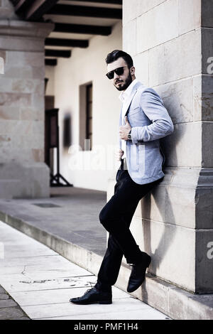 Elegante modische Mann in Schwarz Sonnenbrille auf dem Hintergrund der historischen Architektur posing Stockfoto