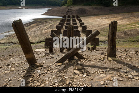 Reste der alten Eisenbahn im Derwent Reservoir, Derbyshire, England. Während die trockene Witterung im Sommer 2018 ergab. Stockfoto