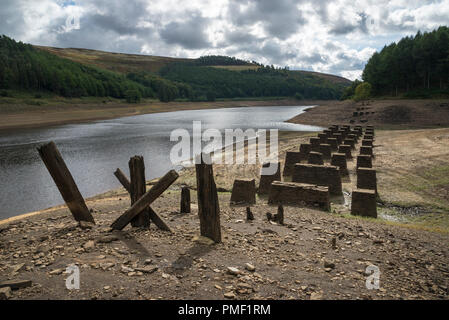 Reste der alten Eisenbahn im Derwent Reservoir, Derbyshire, England. Während die trockene Witterung im Sommer 2018 ergab. Stockfoto