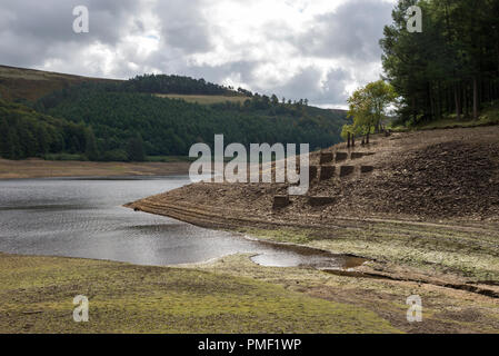 Reste der alten Eisenbahn im Derwent Reservoir, Derbyshire, England. Während die trockene Witterung im Sommer 2018 ergab. Stockfoto