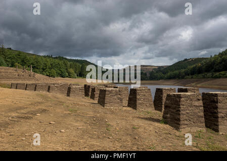 Reste der alten Eisenbahn im Derwent Reservoir, Derbyshire, England. Während die trockene Witterung im Sommer 2018 ergab. Stockfoto