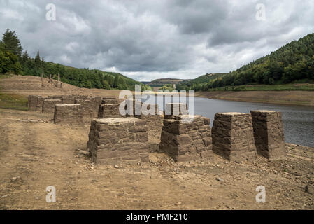 Reste der alten Eisenbahn im Derwent Reservoir, Derbyshire, England. Während die trockene Witterung im Sommer 2018 ergab. Stockfoto