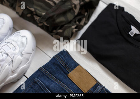 Set Der Elegante modische Männer Kleidung auf einem weißen Holztisch. Stockfoto