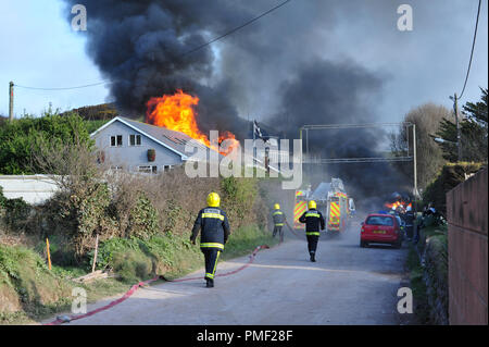 Löschkräfte bekämpfen brennende Gebäude Stockfoto