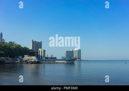 Wladiwostok, Russland - 11. September 2018: Stadtbild mit Blick auf das Meer und auf das Gebäude. Stockfoto