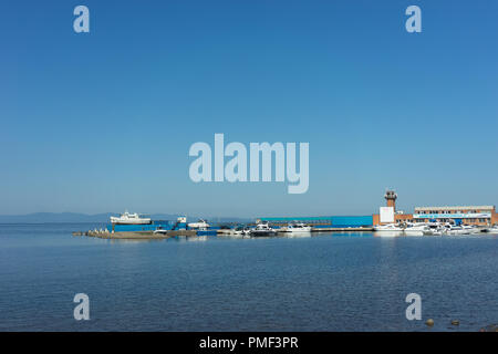 Wladiwostok, Russland - 11. September 2018: Stadtbild mit Blick auf das Meer und auf das Gebäude. Stockfoto