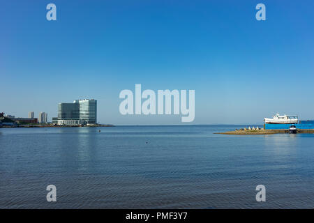 Wladiwostok, Russland - 11. September 2018: Stadtbild mit Blick auf das Meer und auf das Gebäude. Stockfoto