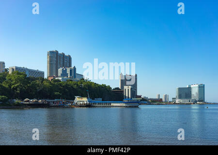 Wladiwostok, Russland - 11. September 2018: Stadtbild mit Blick auf das Meer und auf das Gebäude. Stockfoto