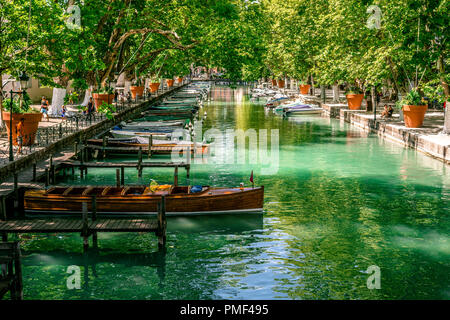 Holz Boot und Blick auf den Kanal von der Brücke der liebt in Annecy Frankreich genommen Stockfoto