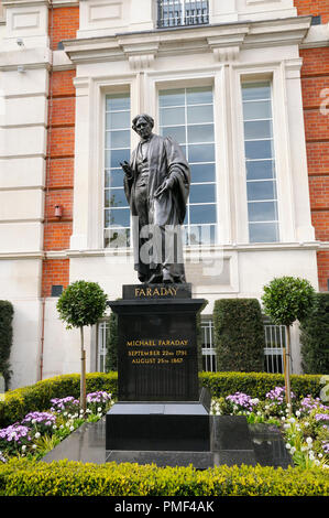 Michael Faraday Statue außerhalb der Institution von Technik und Technologie, Savoy Place, London, England, Großbritannien Stockfoto