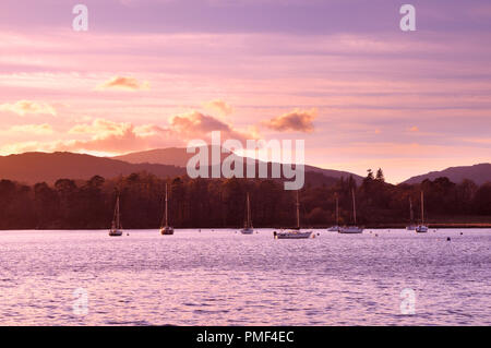 Lake Windermere bei Sonnenuntergang, Bowness on Windermere, Lake District, Cumbria, England, Großbritannien Stockfoto