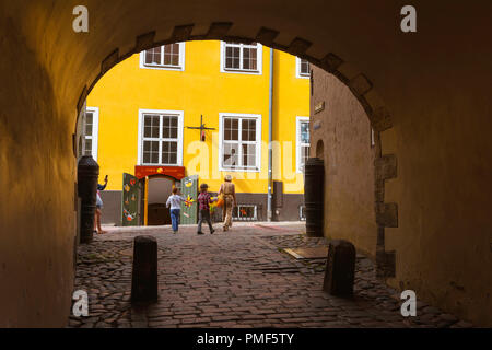 Schwedische Tor Riga, Blick durch das Schwedische Tor in die bunte Reihe der gelben Gebäude wie Jakobs Kaserne in Tornu Iela in der mittelalterlichen Altstadt von Riga bekannt. Stockfoto