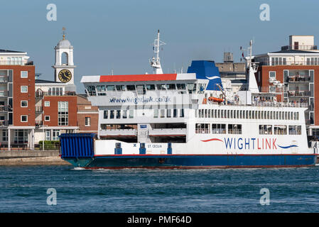 Isle of Wight Fähre Santa Cecilia in Gunwharf Quays, Portsmouth Harbour, England Großbritannien Stockfoto