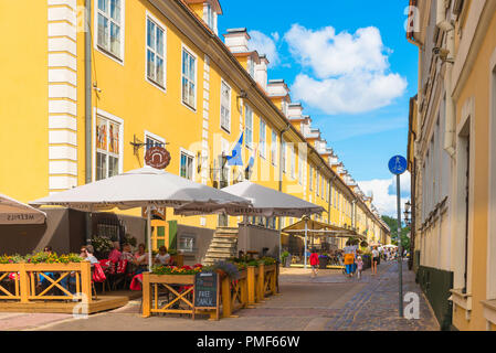 Riga Altstadt mit Blick auf ein Cafe Restaurant neben dem bunten Jacobs Kaserne Gebäude in Torna Iela in der historischen Altstadt von Riga, Lettland. Stockfoto