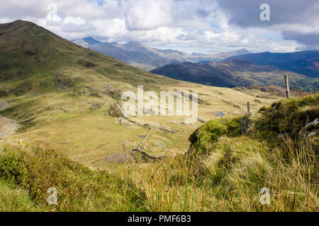 Blick von moel Ddu Berghang über Cwm Oerddwr zu entfernten Snowdon horseshoe Berge in Snowdonia National Park. Gwynedd, Wales, Großbritannien Stockfoto